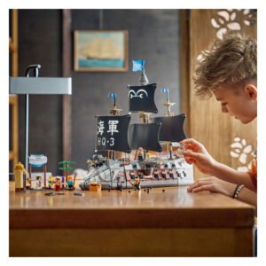 LEGO One Piece Garp's Marine Slagschip gebouwd met minifiguren