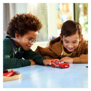 Kinderen racen met LEGO Speed Champions Bliksem McQueen