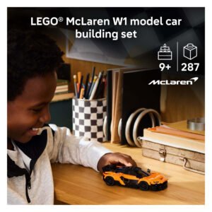 LEGO McLaren W1 bouwset met oranje raceauto op tafel