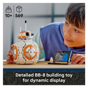 Kind bekijkt LEGO Star Wars BB-8 displaymodel met informatieplaatje