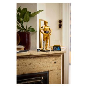 LEGO Star Wars C-3PO bouwset op kast met plant in modern interieur