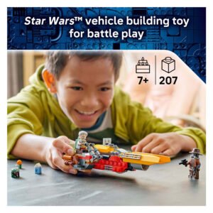 Kind bouwt LEGO Star Wars Cobb Vanth's Speeder voertuig