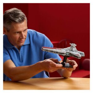 LEGO Star Wars Venator Class Attack Cruiser bouwset in handen gehouden