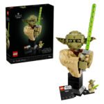 LEGO Star Wars 75438 Yoda Buste figuur met groene lightsaber display naast doos