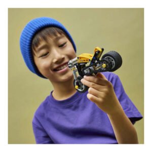 Kind bekijkt LEGO Technic Gele Motor bouwmodel