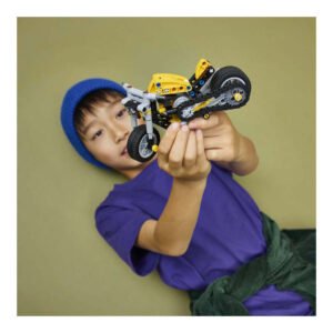Kind toont LEGO Technic Gele Motor 42225