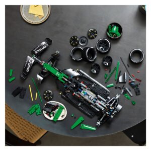 Onderdelen van de LEGO Technic Aston Martin Aramco AMR25 tijdens de bouw