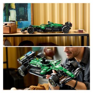 LEGO Technic Aston Martin Aramco AMR25 Formule 1 auto op tafel en in de hand
