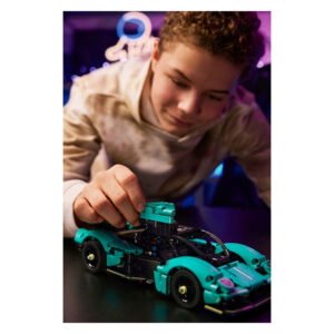 Kind ontdekt functies van LEGO Technic Aston Martin Valkyrie