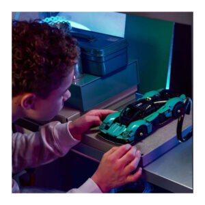 Kind bekijkt LEGO Technic Aston Martin Valkyrie van dichtbij
