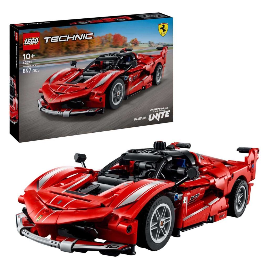 LEGO Technic 42212 Ferrari FXX K met verpakking op witte achtergrond