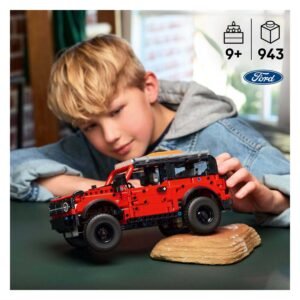 Kind speelt met LEGO Technic Ford Bronco SUV 42213 op rotsparcours