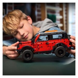 LEGO Technic Ford Bronco SUV 42213 van opzij tijdens het spelen
