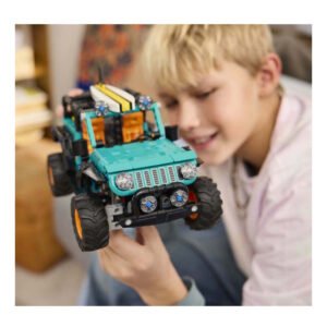 Kind bekijkt LEGO Technic Jeep Wrangler Rubicon van dichtbij