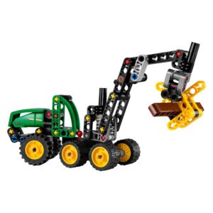Close-up van LEGO Technic John Deere 1470H houtoogstmachine met houtgrijper