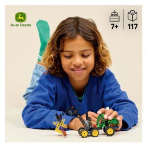 Kind speelt met LEGO Technic John Deere 1470H houtoogstmachine bouwset