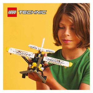 Kind bekijkt LEGO Technic 42198 junglevliegtuig van dichtbij