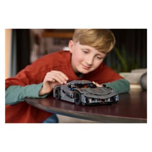 Kind bewondert gebouwde LEGO Technic Koenigsegg Jesko Absolut