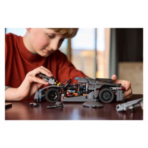 Kind bouwt LEGO Technic Koenigsegg Jesko Absolut met open carrosserie