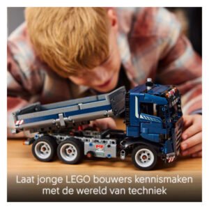 Kind speelt met LEGO Technic vrachtwagen met kiepfunctie
