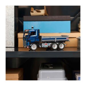 LEGO Technic vrachtwagen met kiepbak op een plank