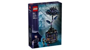 LEGO Wednesday Zwarte Dahlia set 76784 verpakking voorkant met bloemmodel