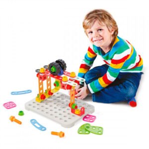 Kind bouwt met Quercetti Tecno Jumbo Toolbox constructieset