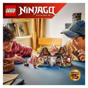 Kinderen spelen met LEGO NINJAGO 71858 Smederij van de Vier Wapens