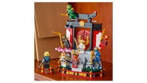 LEGO NINJAGO display met ninja minifiguren en jubileumfiguur