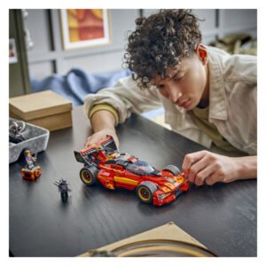 Kind speelt met LEGO NINJAGO X-1 Ninja Charger bouwset
