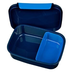 Geopende blauwe lunchbox met uitneembaar snackvak